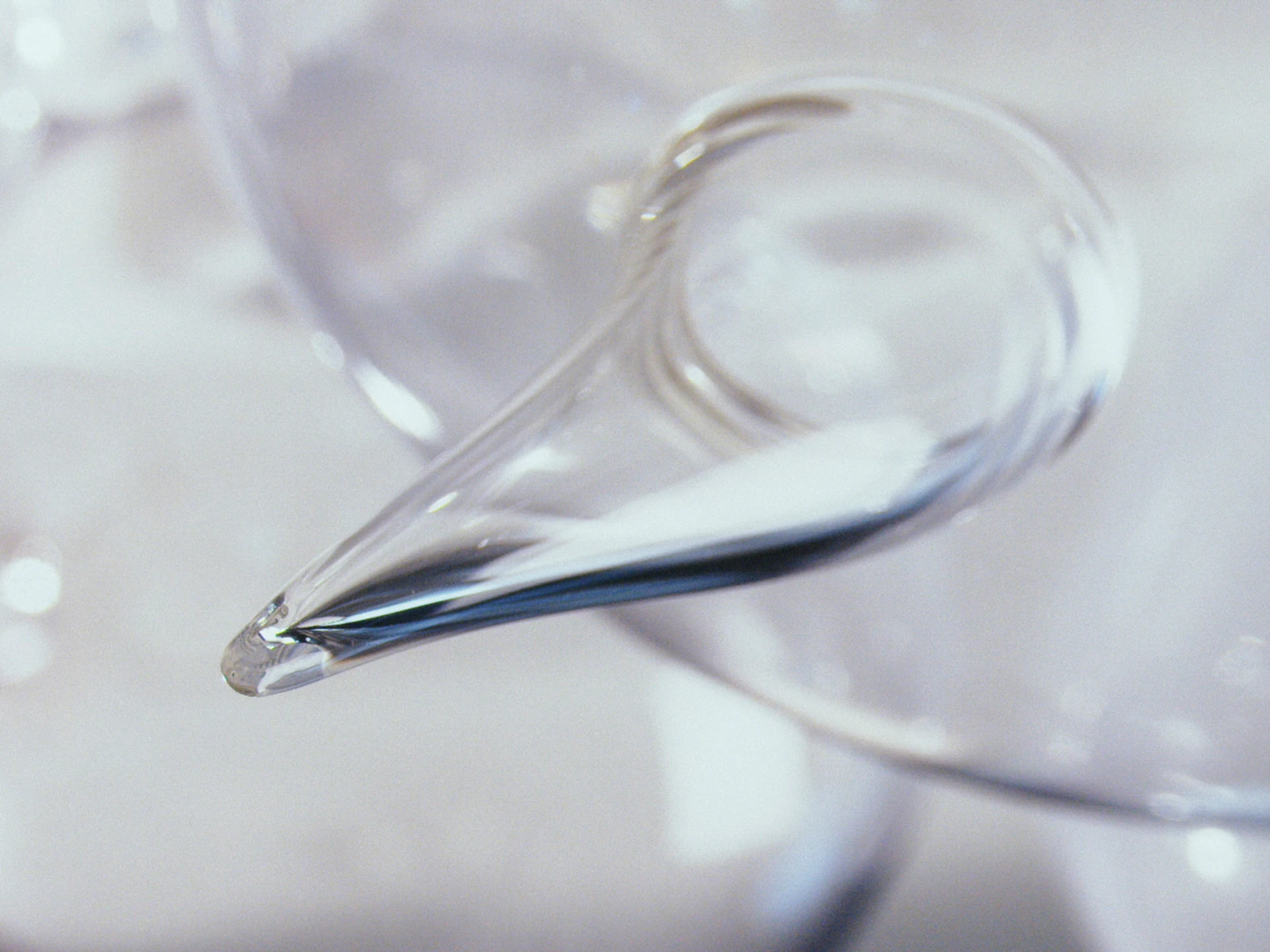 L’embouchure d’une bulle de parole en matière transparente, photogramme du film État du langage (2021).